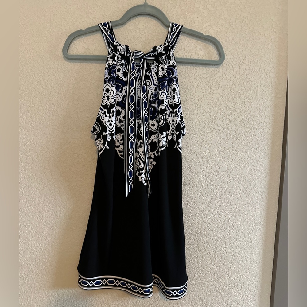 White House black market tank size M